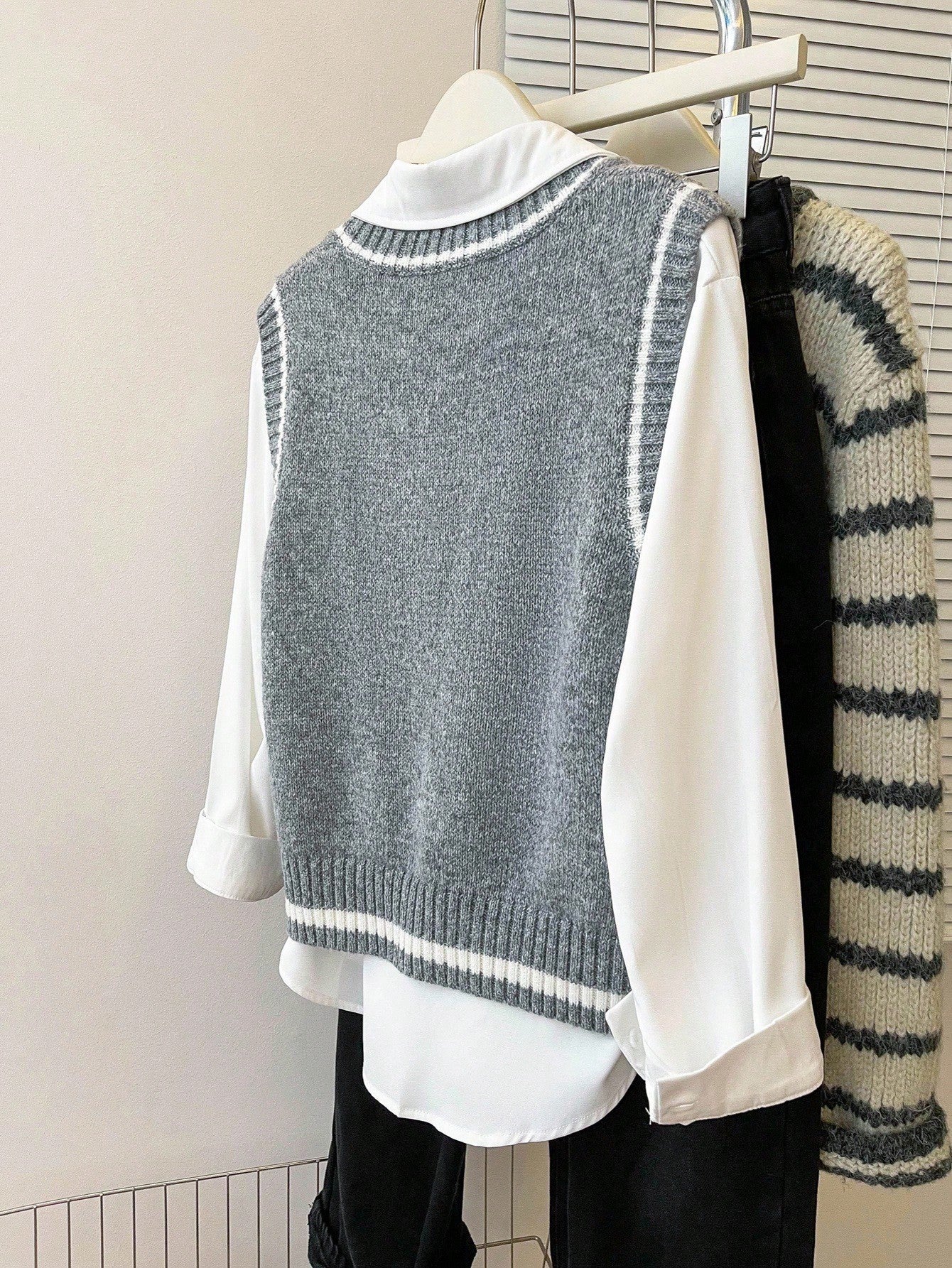 Contrast Trim V Neck Sleeveless Knit Vest